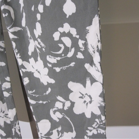 Preloved Wynne Layers flatter fit pants in grey and white floral pattern. 12P - Picture 2 of 5